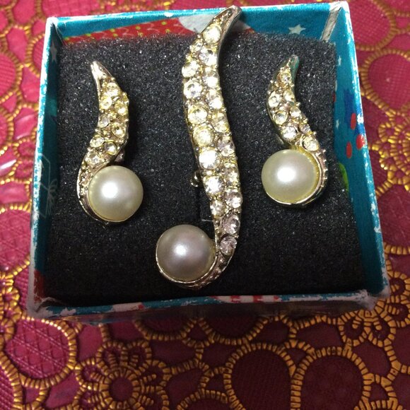 Vintage Faux Pearl & Rinestone Swirl Brooch with Matching Screw Back Earrings - Picture 4 of 4